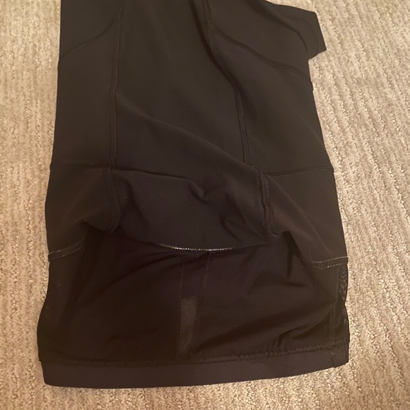 Bundle of 2 Lululemon tanks - Picture 9 of 11